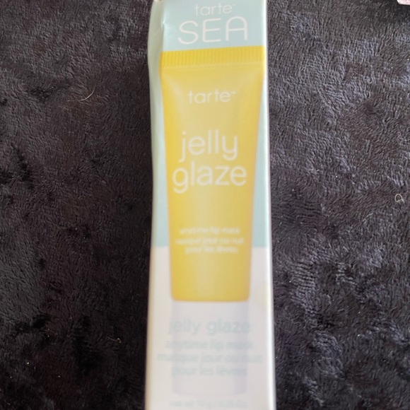 Assortment of brand name makeup - Picture 7 of 10